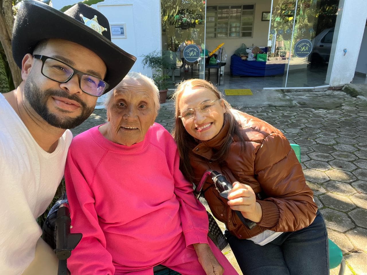 Familiares visitando um residente na casa de repouso Residencial Aliança